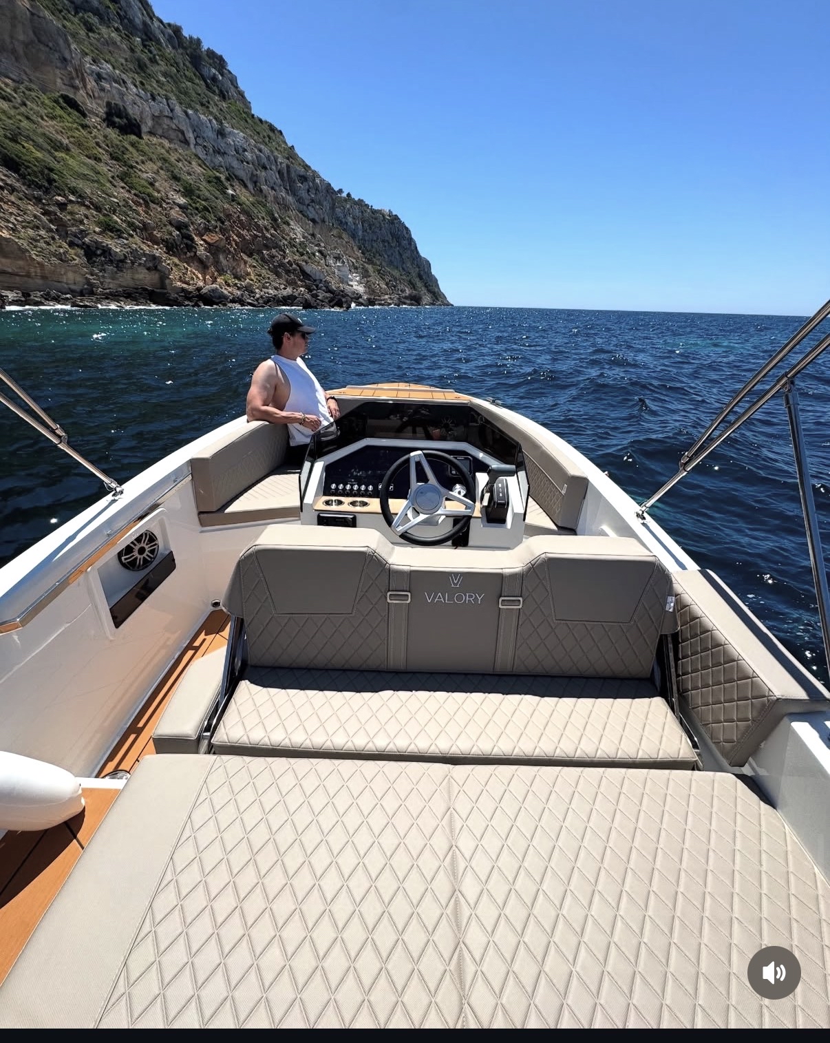 Valory 7m · AO Wilson's Charter foto 3